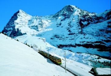 Eiger und Mönch - dazwischen das Jungfraujoch (Foto: Jungfraubahnen)