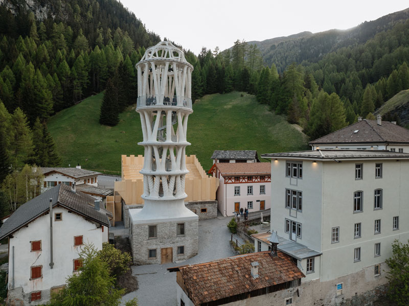 Der Weisse Turm im Schweizer Dorf Mulegns