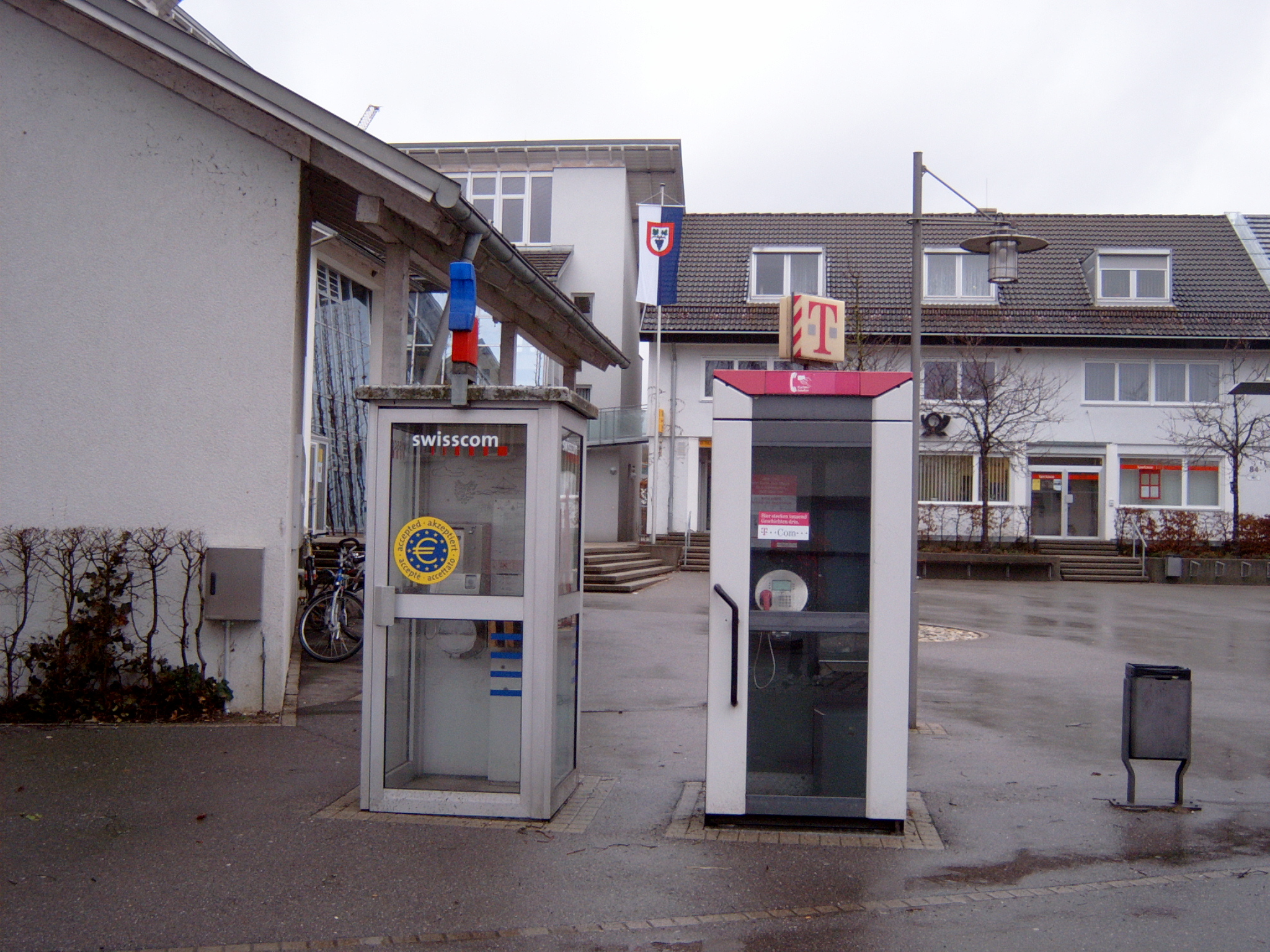 Eine Schweizer und eine deutsche Telefonzelle stehen in Büsingen nebeneinander