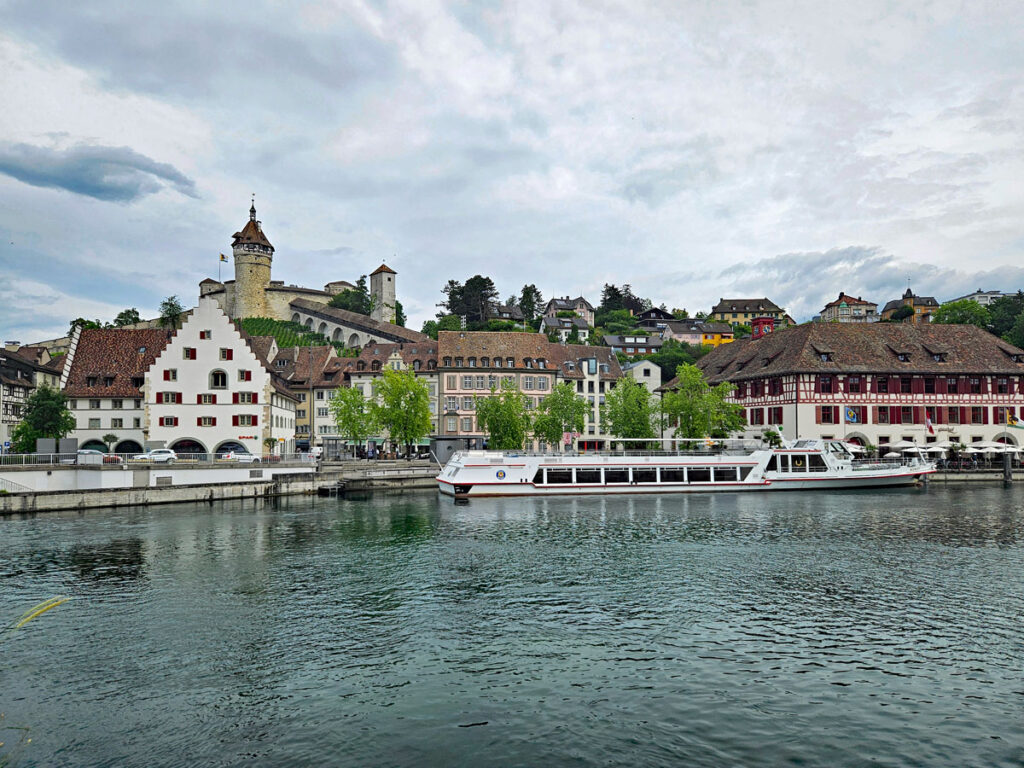 Der Rhein in Schaffhausen, im Hintergrund die Festung Munot